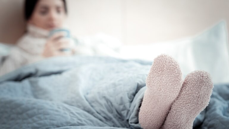 Warme Socken zählen zu Omas Hausmitteln gegen Schlafstörungen