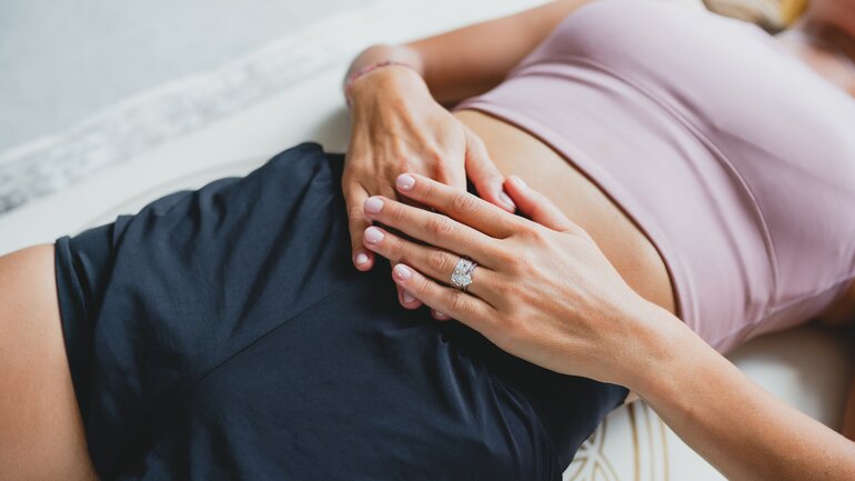Muskelentspannung mit Fokus auf Bauch und Rücken