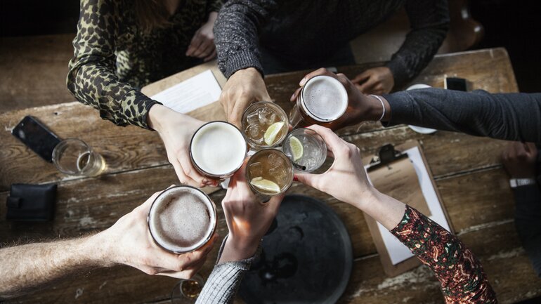 Auf Alkohol bei Reizdarm besser verzichten