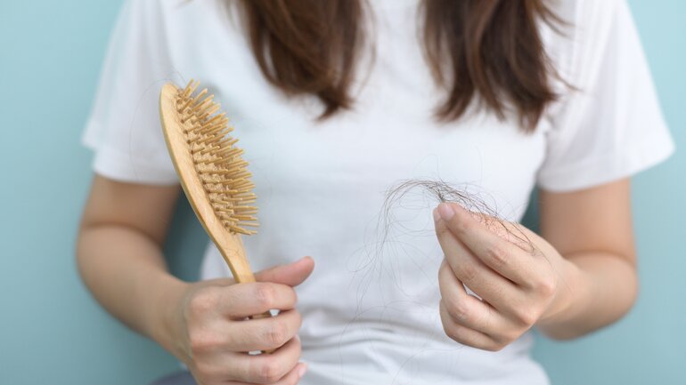 Haarausfall ist bei Schilddrüsenunterfunktion ein Symptom
