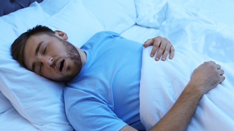 Schnarchen ist Symptom bei Schlafapnoe
