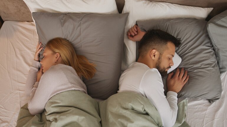 Schlafposition: Rücken an Rücken häufig bei Paaren