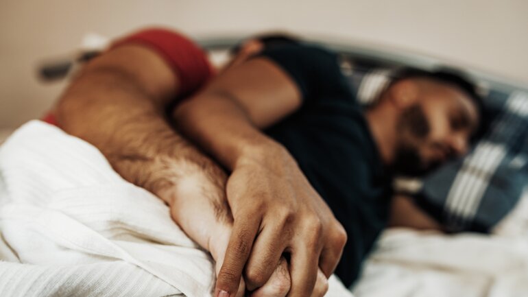 Händchen halten im Schlaf: Vertrauen und Zuneigung