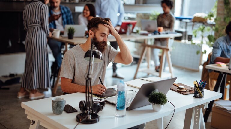 Spannungskopfschmerz als Symptom von Stress wahrnehmen