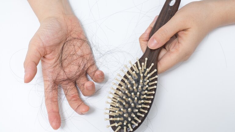 Verstärkter Haarausfall häufiges Symptom von Stress