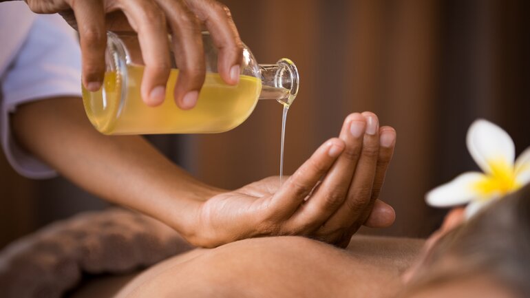 Tipp gegen Frieren: Wärmende Öl-Massage