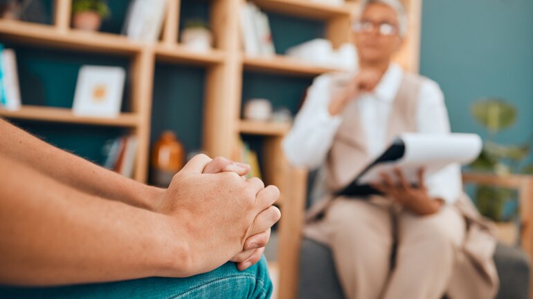 Tinnitus: Was tun? Psychotherapie hilft