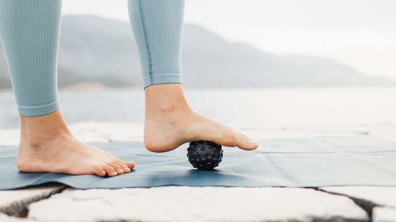 Fersensporn-Schmerzen wegrollen: Übung mit Massageball
