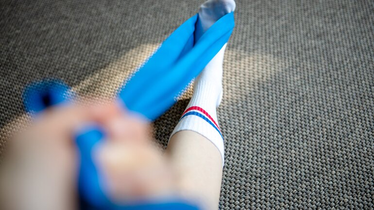 Übungen bei Fersensporn mit Fitnessband oder Handtuch