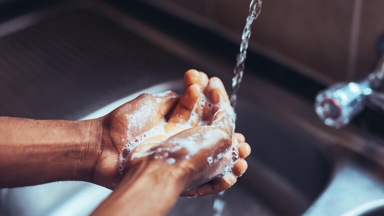 Wie lange überleben Viren auf dem Wasserhahn?