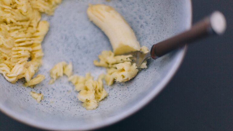 Was essen bei Durchfall? Zerdrückte Banane