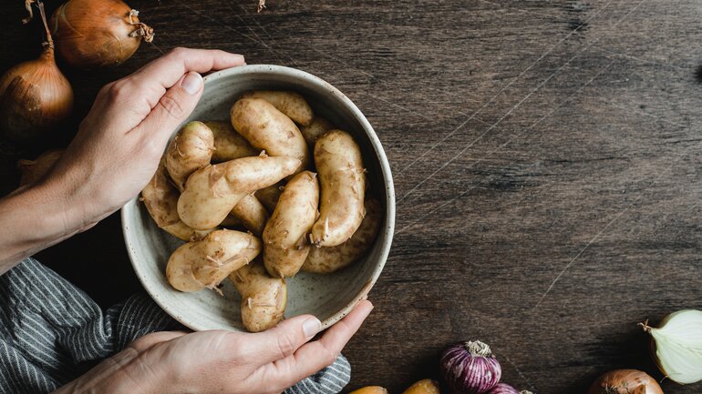 Gekochte Kartoffeln essen
