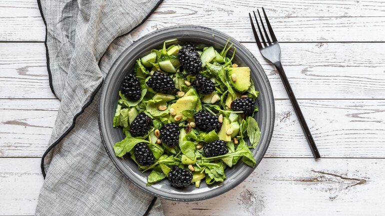 Rohes Gemüse und Waldbeeren