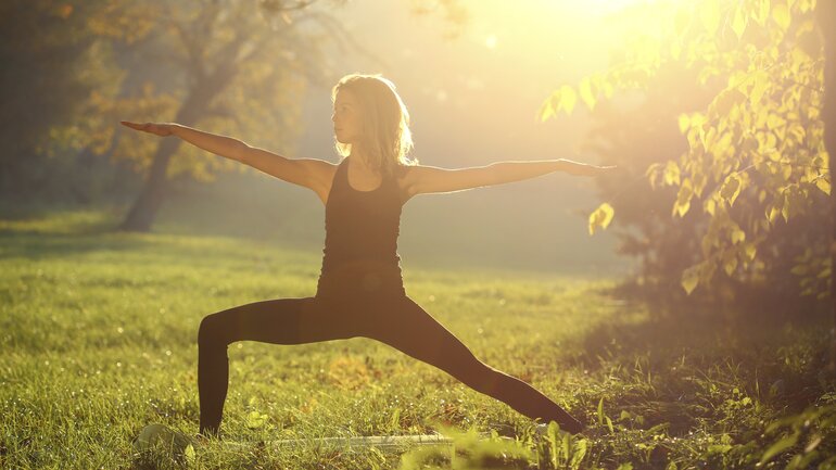 Krieger oder Heldenstellung – Virabhadrasana