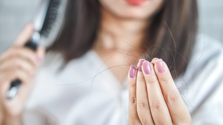 Haarausfall ist Symptom bei Zinkmangel