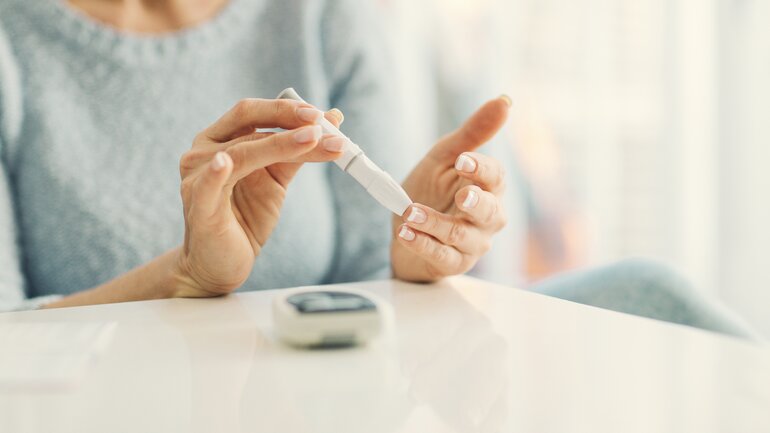 Frau mit Diabetes mellitus misst Blutzucker