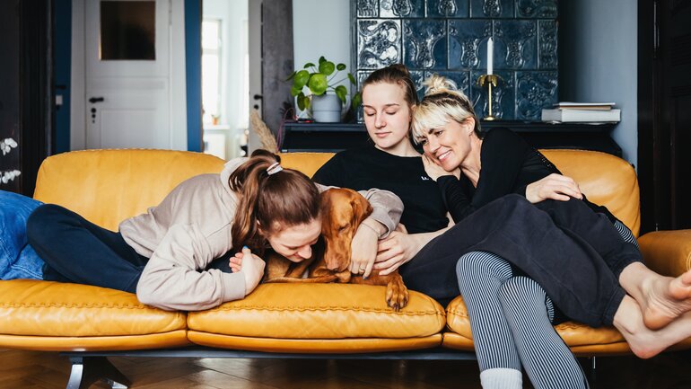 Mutter mit ihren zwei Kindern und Hund