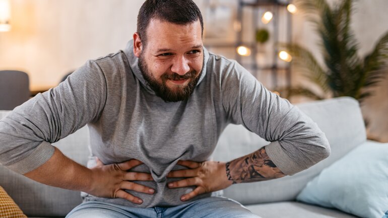Mann mit Bauchkrämpfen