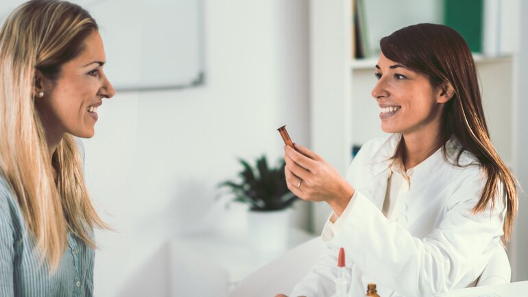 Patientin ist bei einer Ärztin in der Sprechstunde und erhält homöopathische Globuli