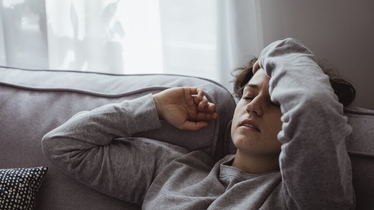 Frau leidet unter Fatigue nach Corona