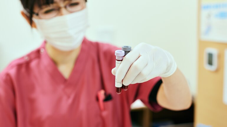 Ärztin mit Blutprobe