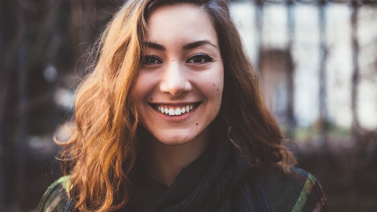 Junge Frau mit Muttermalen im Gesicht.