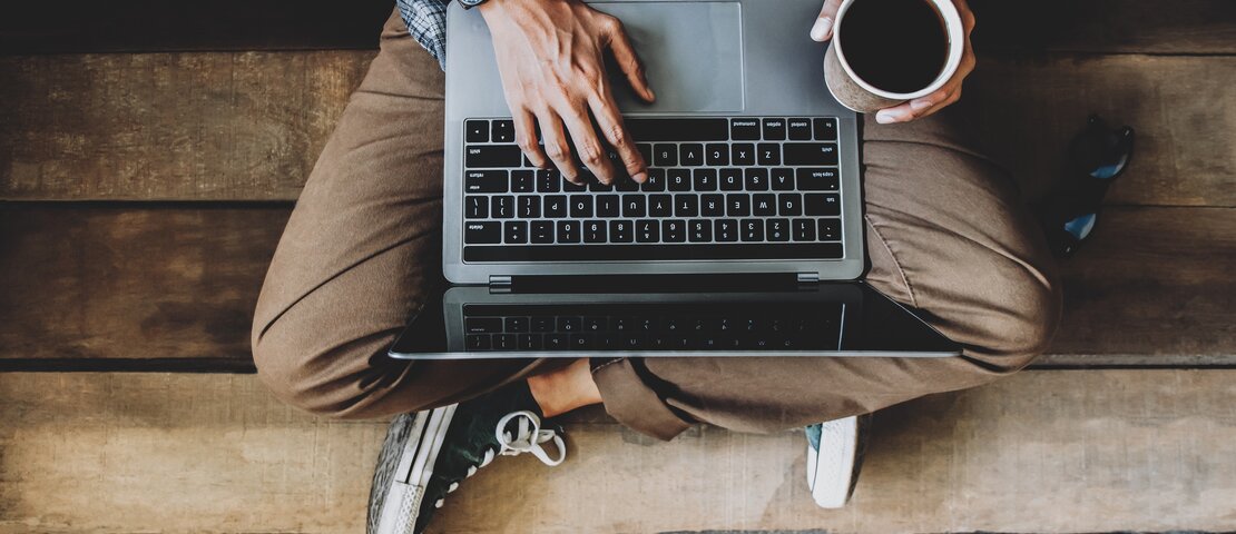 Mann arbeitet an Laptop