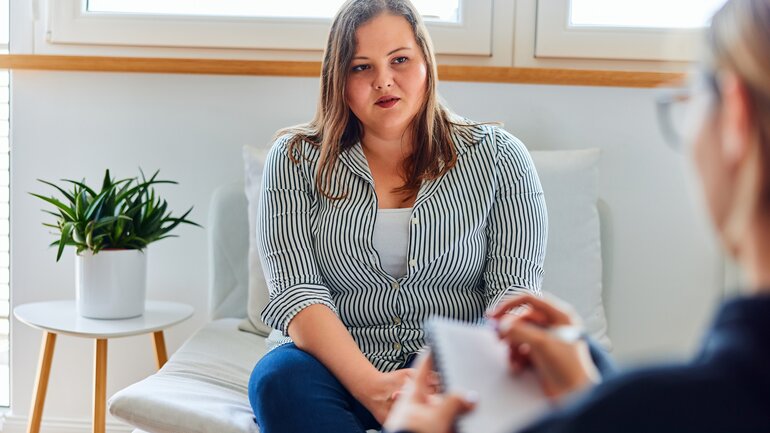 Junge Frau macht eine Psychotherapie