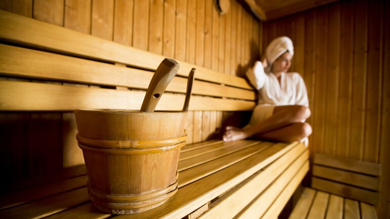 Frau in der Sauna