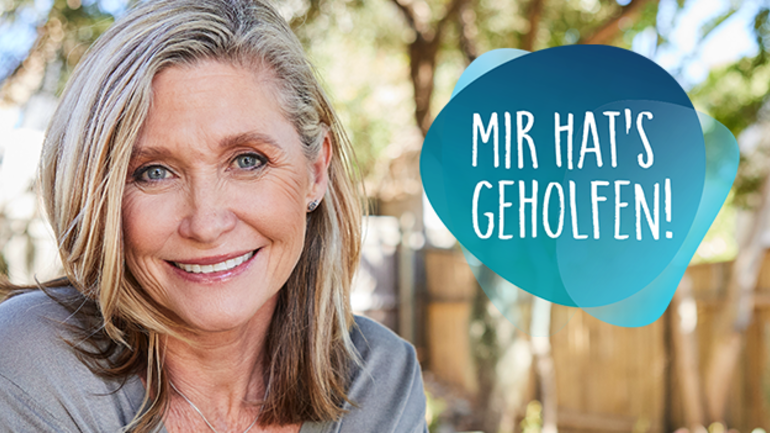 Frau mittleren Alters lächelt in die Kamera