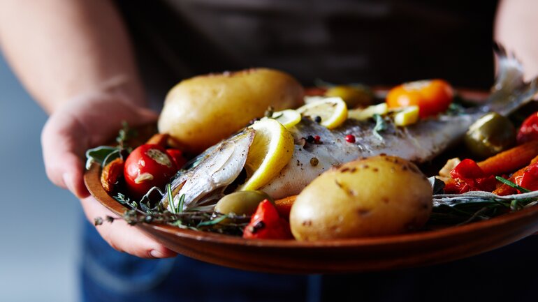 Gericht mit Fisch und Kartoffeln