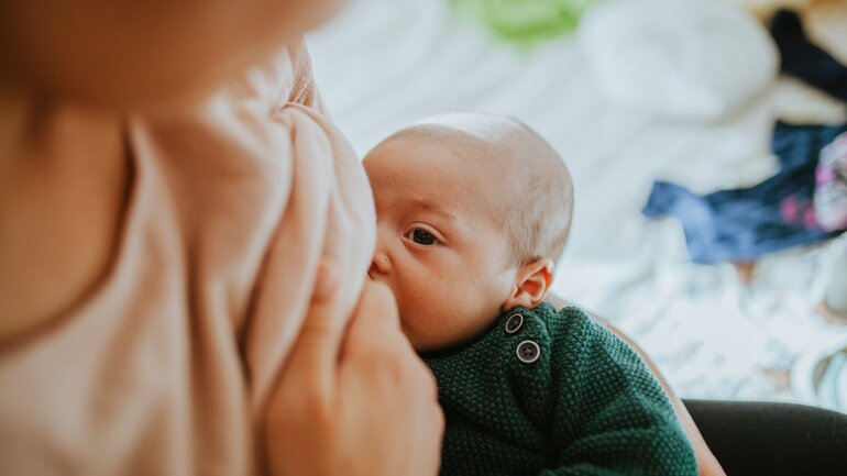 Mutter stillt ihr Baby