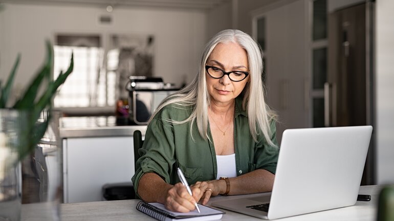 Ältere Frau arbeitet im Homeoffice