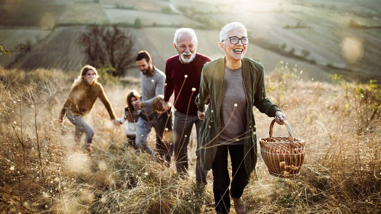 Familie wandert im Herbst
