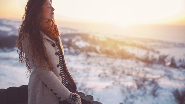 Frau genießt Sonne im Winter.jpg