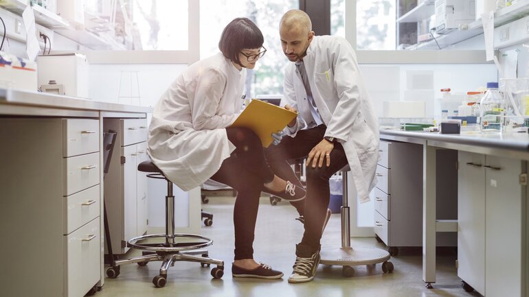 Frau und Mann im Labor